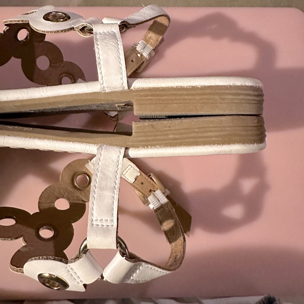 Report White flat thong buckle sandal with circles and gold hardware grommets - Picture 5 of 13